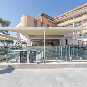 Covering the terrace with umbrellas and pergolas